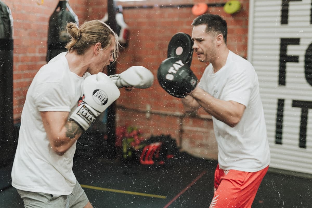 Boxer und Trainer beim Pratzentraining
